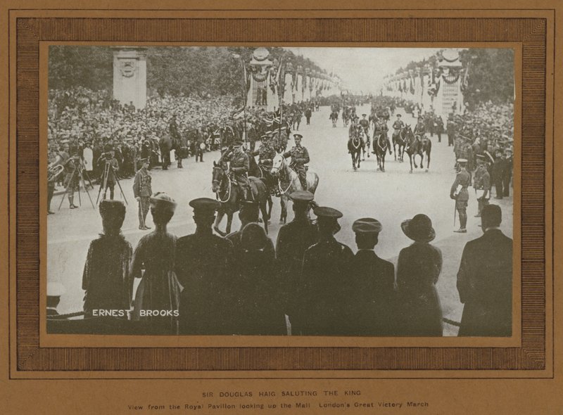 Celebrações da Vitória em Londres em 1919, Sir Douglas Haig saudando o Rei (foto a p/b) de Ernest Brooks