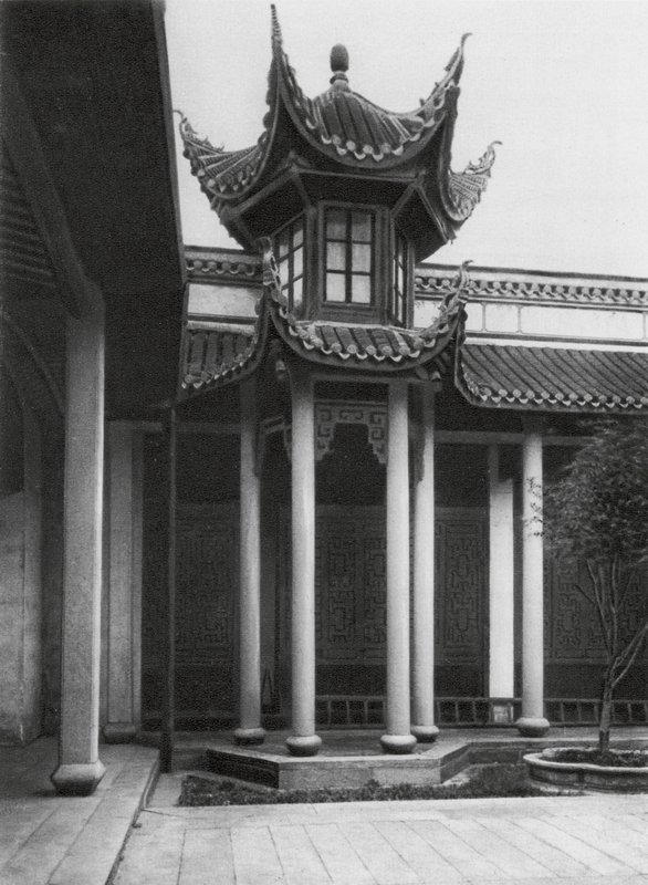 Changshafu, Chen kia tze tang, Hunan, Templo ancestral da família Chen, torre sineira no pátio principal (fotografia a preto e branco) de Ernst Boerschmann