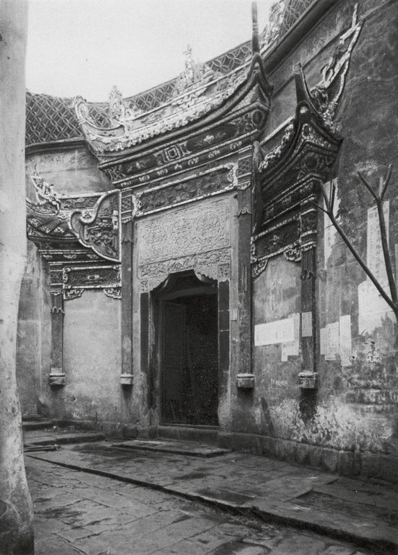 Chungkingfu, Szechuan, Porta de casa no beco, ornamentada com porcelana vidrada (fotografia a preto e branco) de Ernst Boerschmann