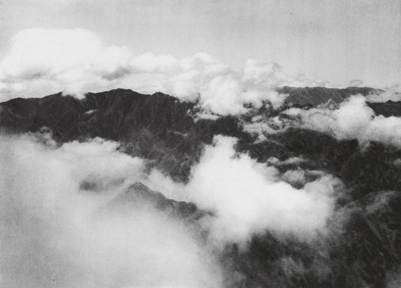 Hua shan, Pai yun, Shensi, Nuvens brancas à volta do cume do Monte Sagrado (fotografia a preto e branco) de Ernst Boerschmann