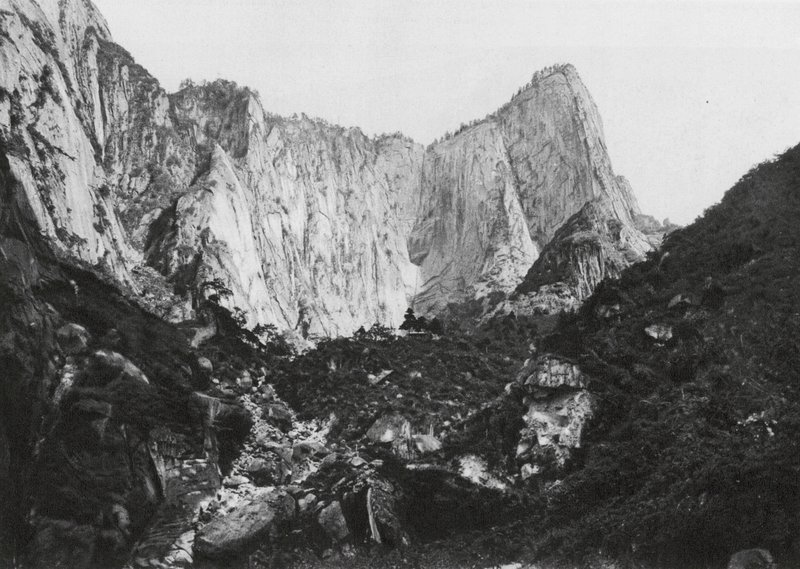 Hua shan, Shensi, O cilindro do Monte dos 5 Picos, Pico do Meio e Pico Ocidental (fotografia a preto e branco) de Ernst Boerschmann