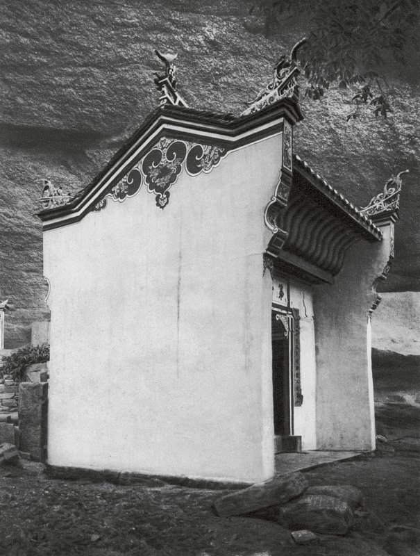 Ichangfu, Lung wang tung, Hupei, Salão do Portão no Templo do Rei Dragão (fotografia a preto e branco) de Ernst Boerschmann