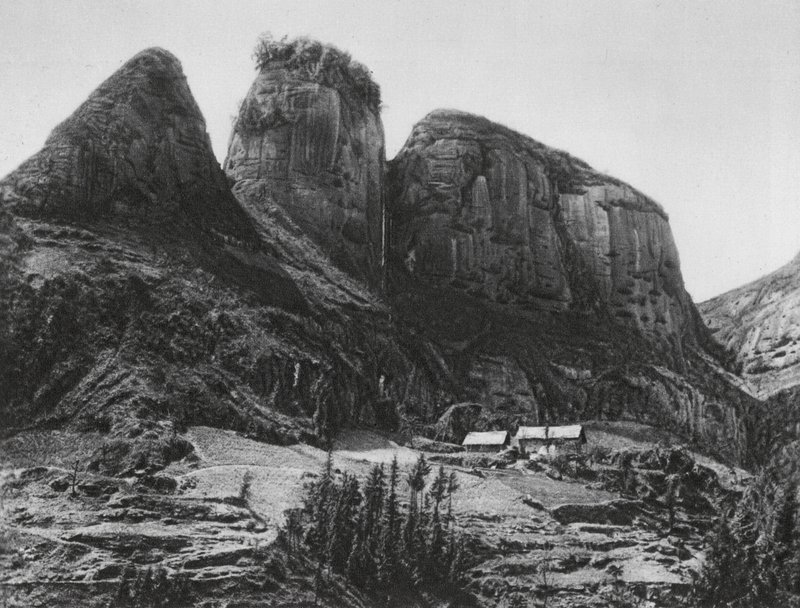 Ichangfu, Pi kia shan, Hupei, A Montanha do Porta-Pincéis em frente ao Templo da Caverna do Rei Dragão (fotografia a preto e branco) de Ernst Boerschmann