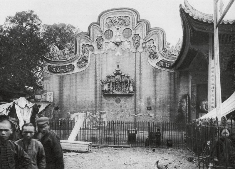 Kuangchou, Kuangtung, Templo do Deus da Medicina, empena virada para a rua (fotografia a preto e branco) de Ernst Boerschmann