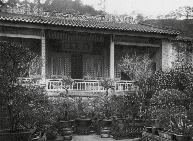 Kuangchou, Pai yun shan, Neng jen sze, Kuangtung, Salão principal do mosteiro de Neng Jen (fotografia a preto e branco) de Ernst Boerschmann