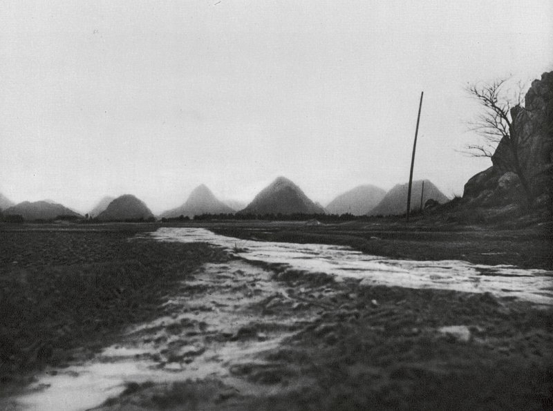 Kuangsi, montanhas cónicas a norte de Kueilinfu (fotografia a preto e branco) de Ernst Boerschmann
