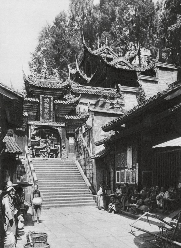 Kuanhien, Ori Lang miao, Szechuan, Entrada do Templo de Ori Lang (fotografia a preto e branco) de Ernst Boerschmann