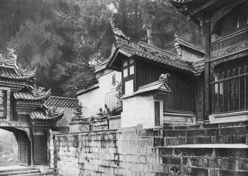 Kuanhien, Ori Lang miao, Szechuan, Primeiro pátio do templo de Ori Lang (fotografia a preto e branco) de Ernst Boerschmann