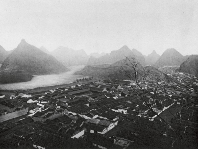 Kueilinfu, Kuangsi, Kueilin, a capital da província, Vista para noroeste (fotografia a preto e branco) de Ernst Boerschmann