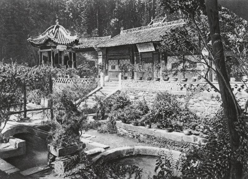 Miao tai tze, Shensi, Jardim do Mosteiro (fotografia a preto e branco) de Ernst Boerschmann