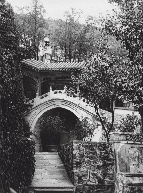Pequim, Si shan, Shih tze wo, Chihli, Jardim do mosteiro nas montanhas ocidentais (fotografia a preto e branco) de Ernst Boerschmann