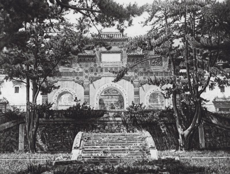 Pequim, Si shan, Tsing i yuan, Chihli, Portão de vidro colorido nas colinas ocidentais perto de Pequim (fotografia a preto e branco) de Ernst Boerschmann