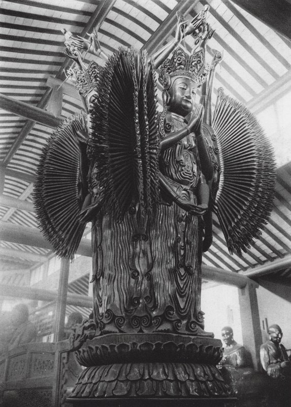 Suchou, Kieh tung sze, Kiangsu, Kuanyin de Mil Braços dos Quatro Pontos Cardeais no Mosteiro de Kieh tung (fotografia a preto e branco) de Ernst Boerschmann