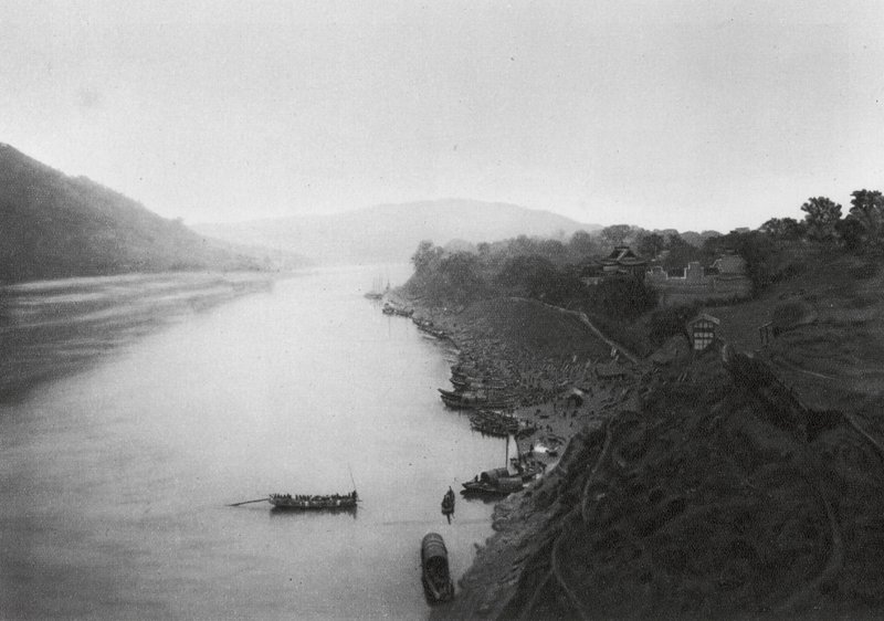 Suchoufou, Szechuan, Vista da cidade até ao rio Min (fotografia a preto e branco) de Ernst Boerschmann