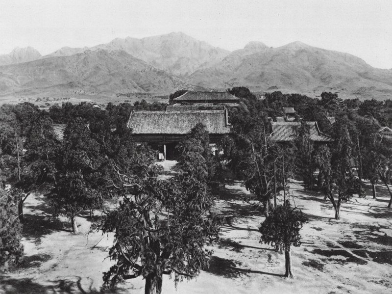 Taianfu, Tai miao, Shantung, Vista do Monte Sagrado Tai shan sobre o Grande Templo a norte (fotografia a preto e branco) de Ernst Boerschmann