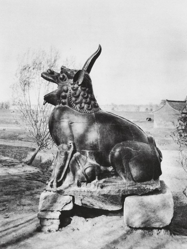 Taiyuanfu, Shansi, unicórnio de bronze que guarda o rio Fen (fotografia a preto e branco) de Ernst Boerschmann
