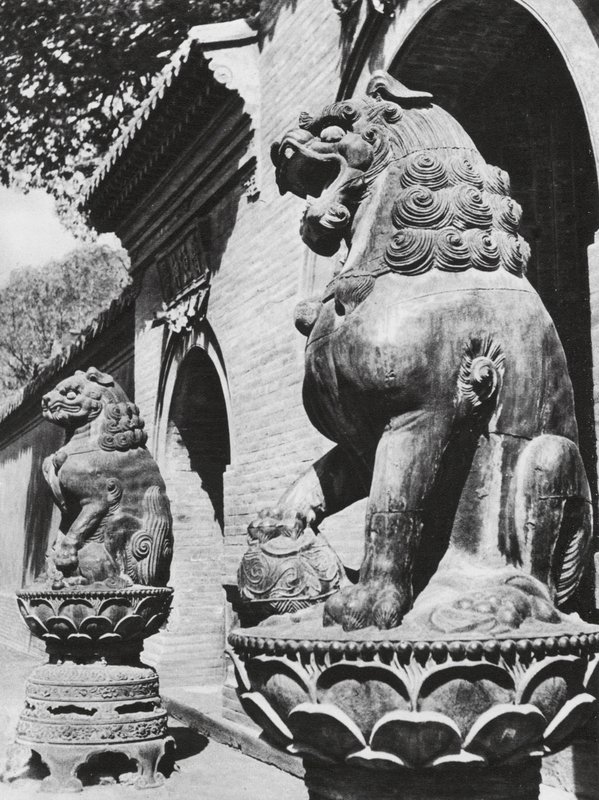 Taiyuanfu, Ta pei sze, Shansi, Leões de bronze à entrada do templo (fotografia a preto e branco) de Ernst Boerschmann