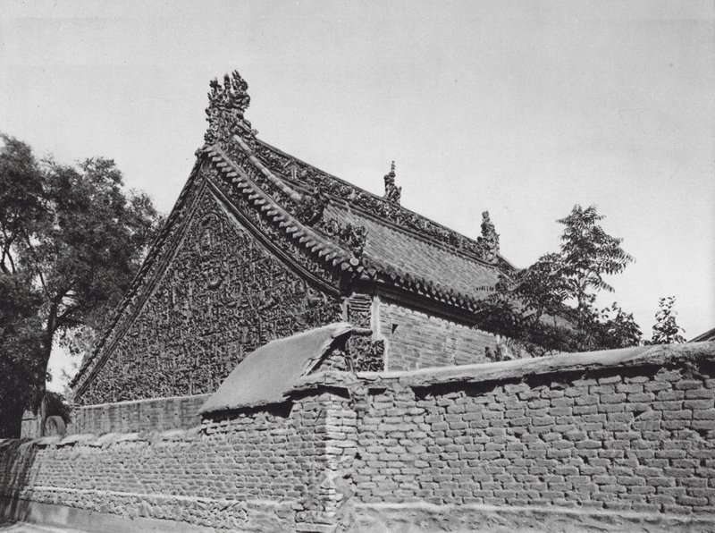 Tsing yang shu, Shantung, Salão com relevos em terracota vidrada no Templo da Deusa Tai shan (fotografia a preto e branco) de Ernst Boerschmann