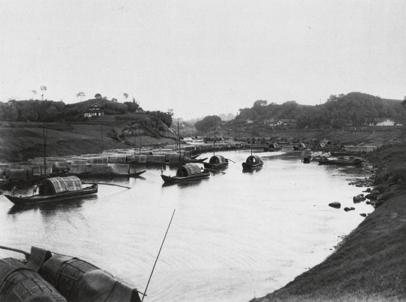Tzeliutsing, Szechuan, Barcos de sal no distrito industrial dos poços de sal (fotografia a preto e branco) de Ernst Boerschmann