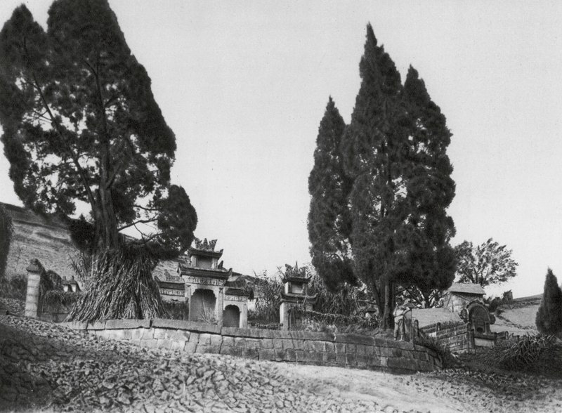 Wanhien, Kiao ting shan, Szechuan, sepultura nas encostas da colina de Kiao ting, perto de Wanhien (fotografia a preto e branco) de Ernst Boerschmann