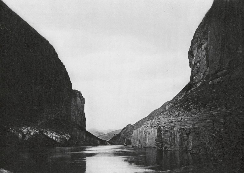 Yangtzekiang, Feng siang kou, Szechuan, O desfiladeiro de fole abaixo de Kuelchoufu, vista para o ribeiro (fotografia a preto e branco) de Ernst Boerschmann
