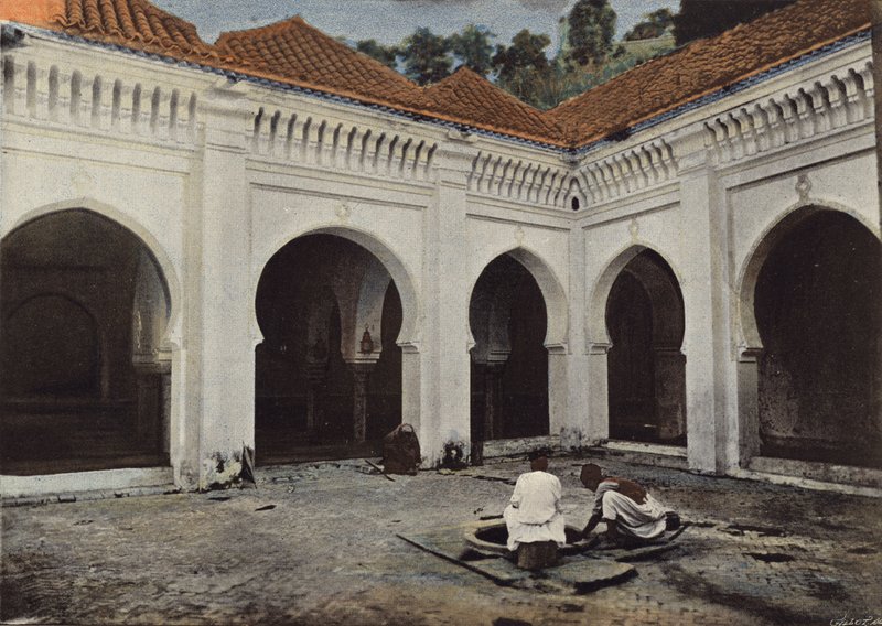 Corte interna da mesquita Sidi-El-Haloni, em Tlemcen de European Photographer