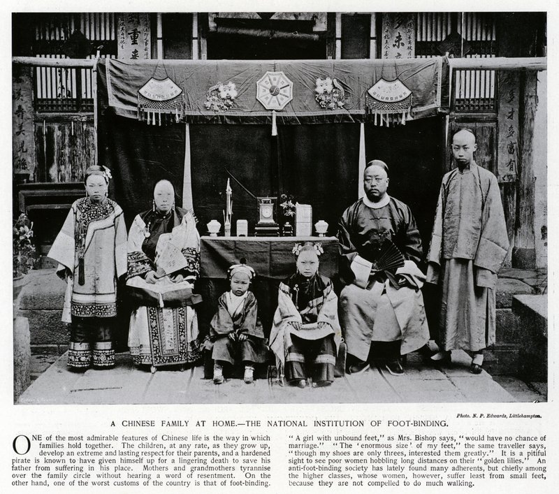 Uma família chinesa em casa, a National Institution of Foot-Binding (foto a p/b) de European Photographer