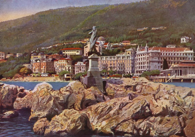 Opatija, atualmente Opatija na Croácia: Madonna del Mare, ao fundo a Igreja de Santa Maria Anunciada (foto) de European Photographer