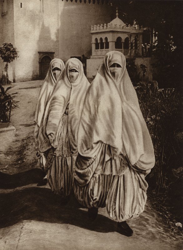 Argel, Mulheres a passear (fotografia a preto e branco) de European Photographer