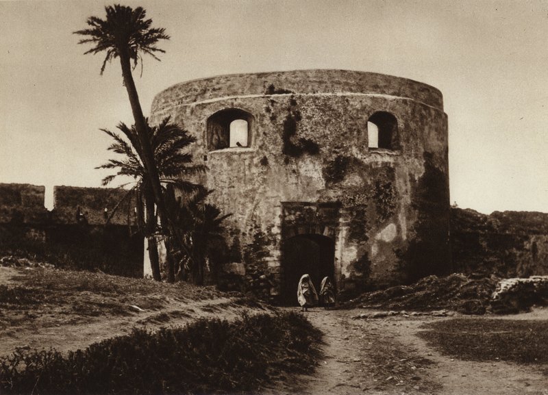 Arzila, Porta na muralha da cidade (foto a p/b) de European Photographer