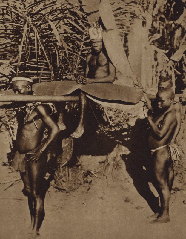 Chefe de uma tribo de pigmeus africanos sendo carregado em uma ninhada (foto a p/b) de European Photographer