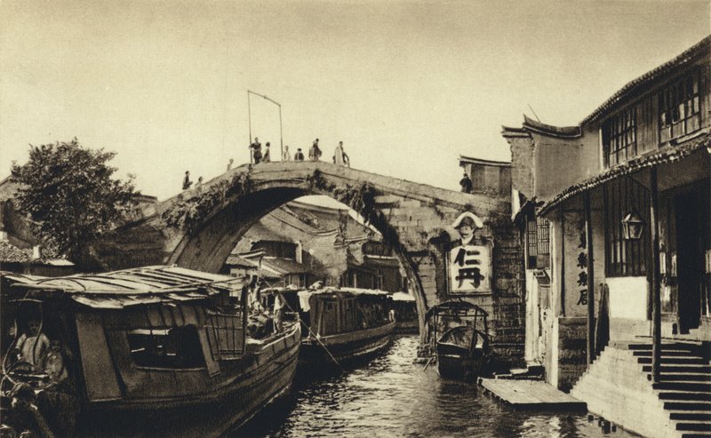 China, Ponte do canal em Kiahing (fotografia a preto e branco) de European Photographer