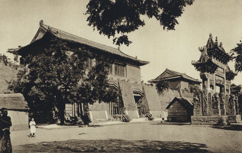 China, Entrada do templo perto da montanha sagrada Taischan, Shantung (fotografia a preto e branco) de European Photographer