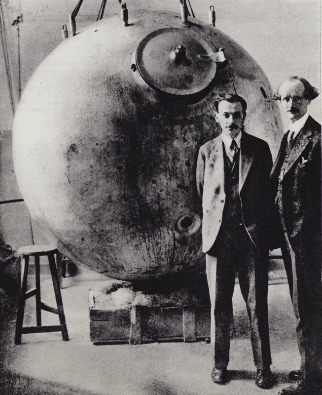 Primeira subida à estratosfera, 28 de maio de 1931 (fotografia a preto e branco) de European Photographer