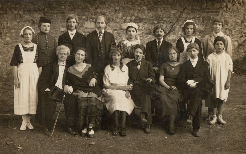 Retrato de grupo de jovens em traje (foto a p/b) de European Photographer