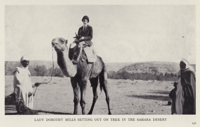 Lady Dorothy Mills partindo em caminhada no Deserto do Saara (foto a p/b) de European Photographer