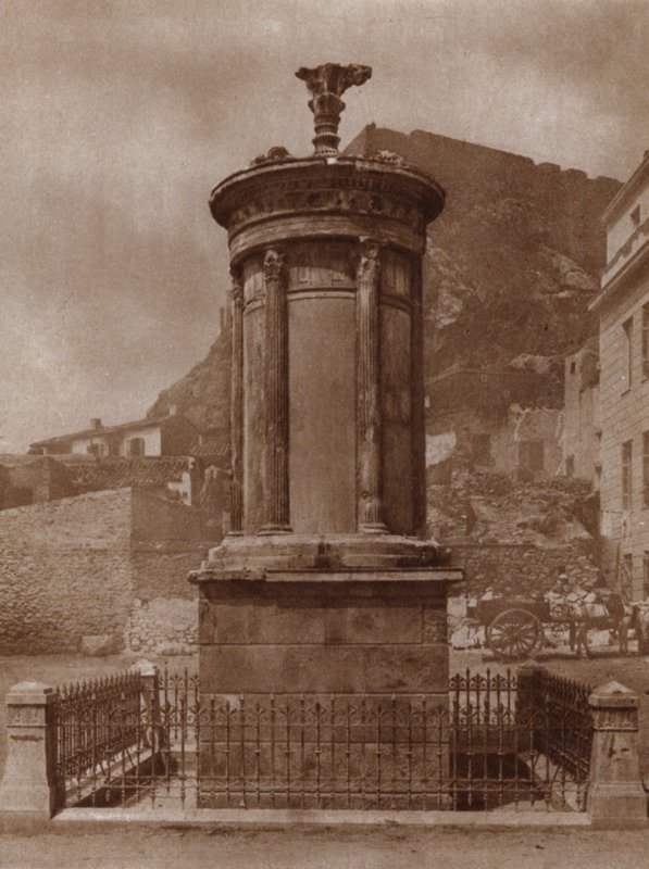 Monumento a Dionísio, deus do vinho, erigido em Atenas em 335-34 a.C. por Lysicrates para celebrar a vitória de suas equipes nos concursos teatrais (foto a p/b) de European Photographer
