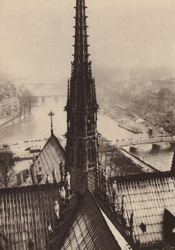 Paris: La fleche de Notre-Dame vue des tours; O pináculo de Notre-Dame visto das torres (fotografia a preto e branco) de European Photographer