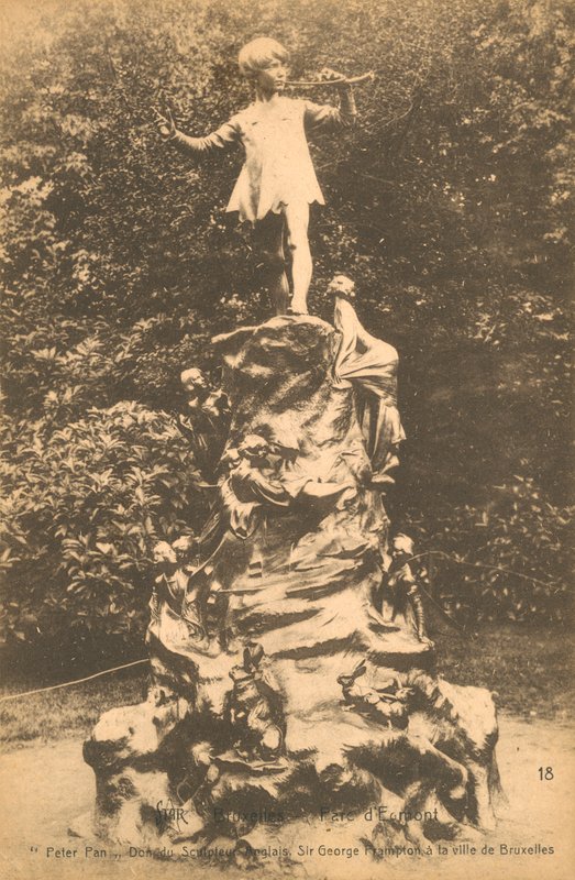Estátua de Peter Pan no Parc DEgmont em Bruxelas de European Photographer
