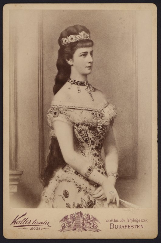 Retrato, Imperatriz Isabel da Áustria, conhecida como Sisi (fotografia a preto e branco) de European Photographer