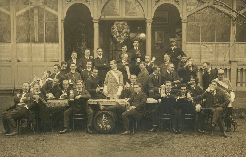 Retrato de um grupo de homens, possivelmente um clube de esgrima (foto a p/b) de European Photographer