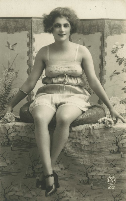 Retrato de uma mulher sentada em sua roupa interior (foto a p/b) de European Photographer