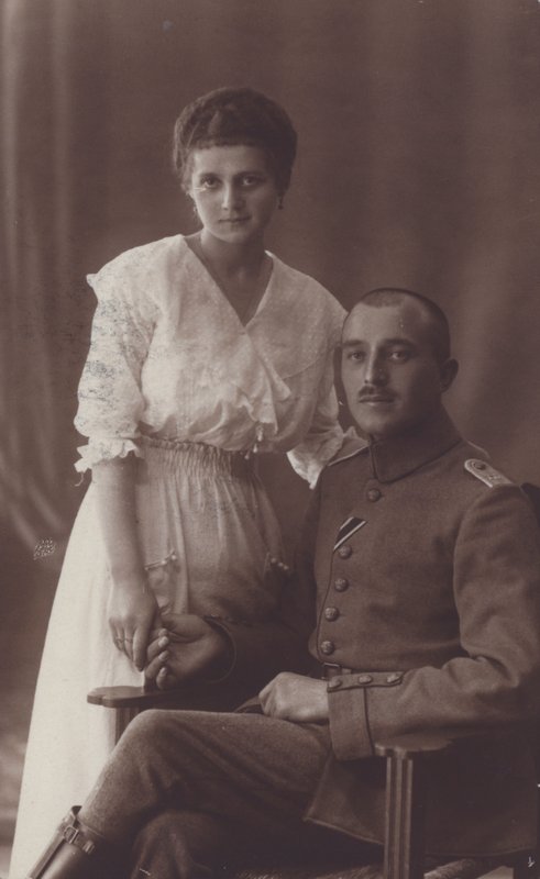 Retrato de um soldado e sua esposa (foto a p/b) de European Photographer
