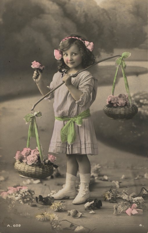 Retrato de uma jovem carregando cestos de flores (foto) de European Photographer