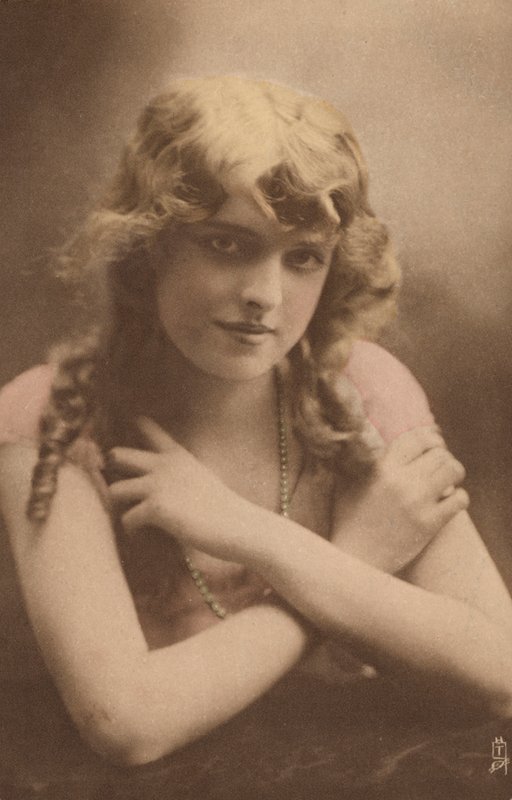 Retrato de uma jovem mulher. (foto a p/b) de European Photographer