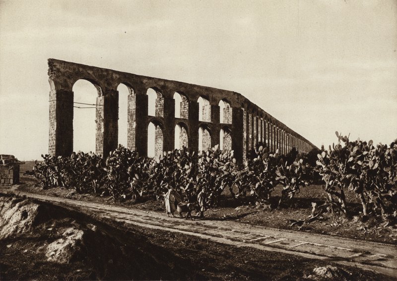 Aqueduto romano perto de Bardo, Tunes (foto a p/b) de European Photographer