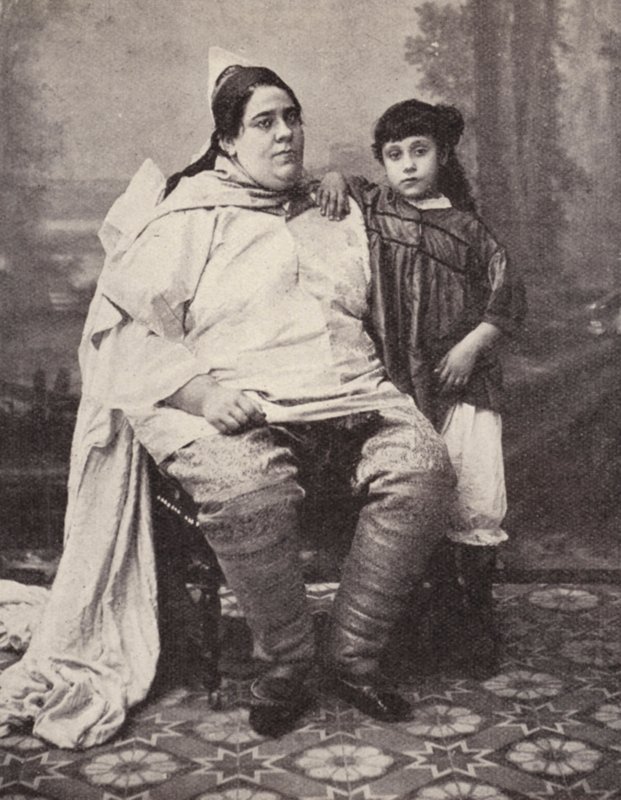 Mulher judia tunisiana e sua filha (foto a p/b) de European Photographer