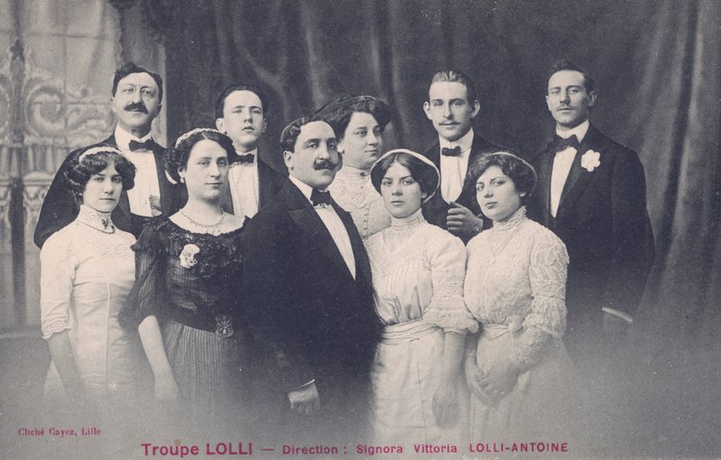 Vittoria Lolli-Antoine e a Troupe Lolli (foto a p/b) de European Photographer