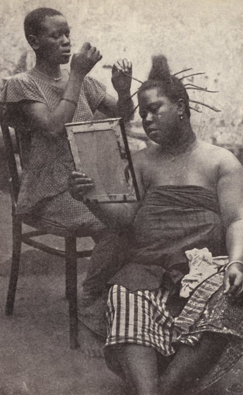 Mulher da África Ocidental a arranjar o cabelo (foto a p/b) de European Photographer