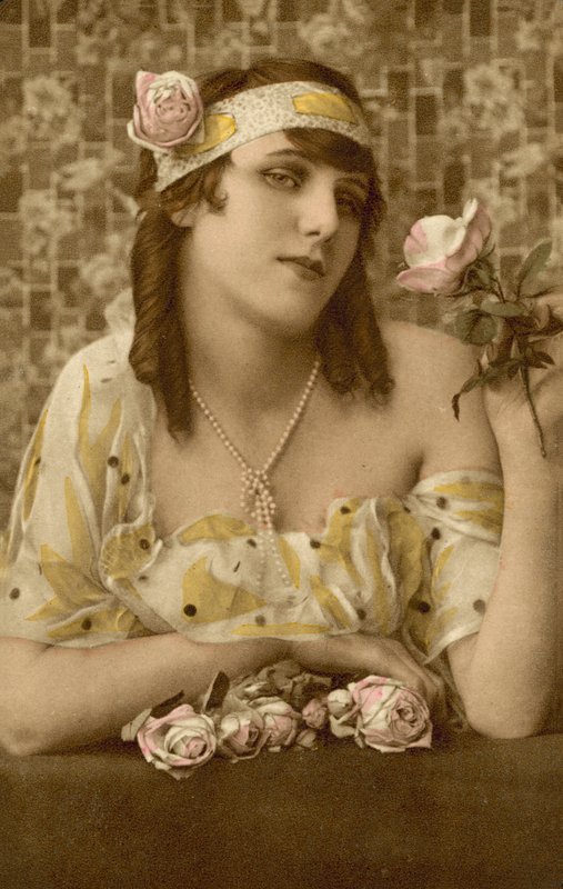 Mulher a posar com flores (fotografia a cores) de European Photographer